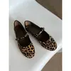 Versión de piel de oveja 2026 nuevos mocasines Mary Jane vintage de punta redonda con estampado de leopardo y correa de hebilla, zapatos planos, zapatos de abuela