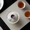 Juego de té de cerámica con decoración bajo vidriado, motivos de mariposa y flor pintados a mano, taza de té pequeña con tapa en nuevo estilo chino para té kung fu