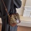 Bolso pequeño popular para mujer de este año ins simple 2021 nuevo bolso bandolera de moda con estampado de leopardo otoño e invierno bolso de cubo con textura