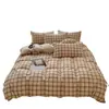 Juego de ropa de cama de cuatro piezas de gasa arrugada de lino estilo minimalista, que incluye sábana bajera y funda de edredón, adecuado para dormitorios de estudiantes, también disponible como juego de tres piezas para uso individual
