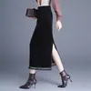 Saia reta com patchwork de veludo e renda, com silhueta em A fluida e justa, uma saia midi estilosa para a temporada outono/inverno de 2026