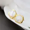 Nafu Pabellón Joyería de Plata al por Mayor: Aretes Cuadrados Chapados en Oro con Nácar Blanco Natural, Aretes de Botón de Moda para Mujer en Plata de Ley 925