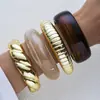 Pulseira Larga de Acrílico Âmbar com Design Europeu e Americano Cruzado Estilo Coreano com Pulseira Dourada Torcida Osso de Cobra Listrado para Mulheres