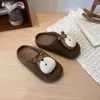 Chinelos femininos para uso externo 2026 novo estilo outono chinelos Birkenstock fechados para crianças maiores chinelos meia sem cadarço