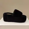 Pantuflas de mujer de suela gruesa, punta redonda, con tiras cruzadas, peludas, cálidas, a la moda y de algodón grueso para uso en interiores, al por mayor