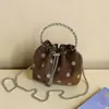 Bolso pequeño súper popular para mujer, nuevo bolso de hombro vintage de gamuza otoño 2026, bolso cruzado tipo cubo con cadena