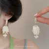 Pendientes Delicados de Pétalos Blancos de Hada para Mujer Borlas de Perlas Francesas Mostrando el Rostro Pequeño Mundo Delicado Pendientes Versátiles Venta al por Mayor