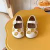 Sapatos de princesa estilosos para meninas, sapatos de couro pequenos versáteis versão coreana, sapatos de primavera e verão para crianças, sapatos com sola macia florais para bebês meninas
