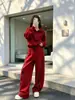 Conjunto esportivo casual vermelho da moda para outono para mulheres, apresentando um moletom com meio zíper jovem e estiloso e calças de perna larga