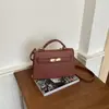 Elegante y minimalista bolso tipo Kelly con cierre de broche, un bolso de hombro de moda que se puede llevar cruzado, perfecto para el uso diario informal, con un diseño chic, retro y moderno