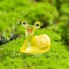Nuevo producto transfronterizo: adorables caracoles miniatura que brillan en la oscuridad para terrarios, jardinería y decoración DIY - un juego de adornos en miniatura