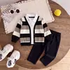 Otoño 2026 Ropa Nueva para Niños Conjunto para Niños Falso de Dos Piezas Rayas Manga Larga Niños Estilo Coreano Cárdigan Pantalones Largos Conjunto de Dos Piezas