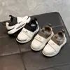 Zapatos deportivos para niños con parte superior de cuero, modelos populares de primavera y otoño, zapatos para bebés para niños y niñas, zapatillas casuales antideslizantes para correr para niños, disponibles para venta al por mayor