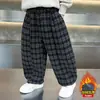 Roupas de Inverno para Meninos Calça Xadrez com Pelúcia Interna Estilo Coreano Macacão Infantil de Veludo Calça de Perna Curva Solta Calça Versátil para Bebê Transfronteiriça