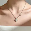 Nuevo Collar de Cadena para Clavícula de Trébol de Cuatro Hojas Plateado Otoño/Invierno para Mujer, Sensación de Lujo Ligero de Alta Gama, Diseño de Nicho, Joyería Versátil para el Viaje