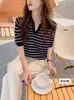 Foto Real de Camiseta de Rayas de Manga Corta para Mujer Verano 2025 Nuevo Estilo Coreano Diseño Holgado Nicho Cuello Polo Top de Punto