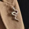 Broche Personalizado en Forma de Serpiente, Broche de Diseño Nicho de Zirconia de Lujo Ligero para Mujer, Pin para Suéter y Traje, Unisex