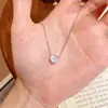 Colar minimalista redondo de zircônia cúbica mais vendido internacionalmente para mulheres, apresentando um design de luxo leve, de nicho e de alta qualidade com diamantes brilhantes, corrente de clavícula versátil, atacado