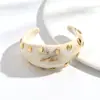 Pulsera de Brazalete Abierto Geométrica de Resina con Remaches Europeos y Americanos Lujo Ligero Nicho Alta Gama Personalidad Cadena de Mano Temperamento Joyería de Mano Simple para Mujer
