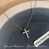 Colar Cruz de Diamante Completo para Mulheres 2026 Novo Estilo de Alta Qualidade Super Brilhante Corrente para Clavícula Temperamento Luxo Leve Nicho Acessórios de Colares