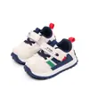 Zapatillas de deporte sencillas de moda para bebés de primavera y verano, para niños y niñas de 0 a 2 años, nuevas zapatillas de malla antideslizantes con suela suave.