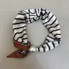 Lenço Quadrado Pequeno de Seda Francês Leve de Luxo para Primavera e Verão Colar de Pérolas Fivela Magnética Lenço de Seda Preguiçoso Lenço de Pescoço Feminino Corrente para Clavícula