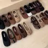 Sapatos Retro de Camurça com Estampa de Leopardo, Bico Redondo, Tira Única, Bico Dividido, Pata de Porco, com Pelúcia Adicionada, Sapatos Mary Jane Birkenstock Femininos para Outono e Inverno
