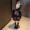 Roupas infantis coreanas outono e inverno novo estilo para meninas: conjunto estiloso de suéter de tricô azul marinho com padrão de pônei e shorts xadrez retrô