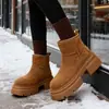 Botas de neve femininas com sola grossa, novo estilo de inverno 2026, forradas com fleece para aquecimento, botas curtas espessadas, antiderrapantes, botas Martin, sapatos grandes de algodão