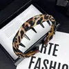 Diadema de Tejido con Estampado de Leopardo y Bloques de Color para Otoño para Mujer 2025 Nueva Moda Diadema Antideslizante con Dientes Pasador para la Parte Superior del Cráneo que Aumenta el Temperamento