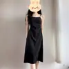 Vestido negro francés con tirantes, corte ajustado, cintura ajustada, aspecto entallado, vestido largo, diseño de nicho, vestido negro plisado.