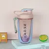 Novo copo agitador de aparência moderna para fitness, esportes, pó de proteína, copo para milk-shake com corda, copo de plástico, copo portátil