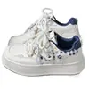 2026 Nuevos Zapatos de Tabla Casuales Versátiles para Mujer de Primavera y Otoño Planos Cómodos Zapatos Deportivos Zapatos Blancos Suela Gruesa Zapatos Individuales para Personas Bajas