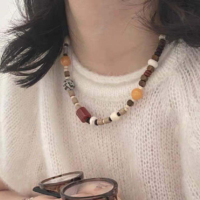 2406252 (1) 天然玉石木质珠不对称彩色串珠锁骨链小