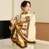 Lenço de Seda Elegante com Padrão de Carruagem de Luxo Xale Longo de Tamanho Grande Protetor Solar de Viagem Lenço Decorativo para a Cabeça Lenço de Seda Outono e Inverno Feminino