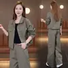 Conjunto a medida, elegante y rejuvenecedor para mujer, perfecto para principios de primavera: chaqueta de trabajo de mezclilla y pantalones de pierna ancha