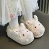 Novas pantufas internas fofas com tema de ovelhinha de desenho animado para outono e inverno para meninas, e sapatos de algodão quentes, com sola grossa e forrados de fleece, com salto, para meninos