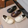 Zapatos de cuero estilo británico retro para niñas, nuevo modelo primavera y otoño 2026, mocasines versátiles para niños pequeños y niños pequeños