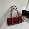 Bolsa de couro encerado para axila feminina, design de nicho de alta qualidade, bolsa longa tipo baguette versátil de grande capacidade para o dia a dia da mulher