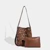 Bolso cubo de gamuza con estampado de leopardo retro de nicho coreano para otoño e invierno, bolso de mano versátil para hombro y bandolera para mujer
