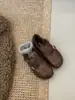 Mocassins femininos estilo britânico retrô, esculpidos e acolchoados, coleção outono/inverno 2026, com design brogue e forro de pelúcia