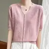 Camiseta Elegante Estilo Coreano com Padrão Escuro de Manga Curta, 26 Novos Estilos de Verão, Blusa de Tricô Fina Versátil e Estilosa com Decote V para Mulheres