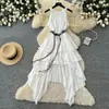 Vestido de alcinha estilo férias para mulheres, com barra amarela assimétrica, cintura marcada e design em A com detalhes de amarração, criando um visual estiloso e elegante.