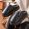 Nuevas pantuflas de algodón para hombre, invierno 2026, talla grande, para uso en interiores, antideslizantes, cálidas y con suela gruesa forrada de felpa.