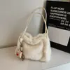 Bolsa de Pelúcia da Moda para Mulheres 2025 Nova Bolsa Tote Tendência Bolsa de Ombro Tendência Bolsa de Ombro de Pelúcia Estilo Coreano Transfronteiriça