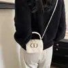 Bolso de cadena mini de moda al estilo Chanel, con costuras elegantes y un diseño cuadrado pequeño, perfecto como accesorio chic tanto para madres como para niños.