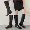 Botas de emagrecimento estilo europeu com design de perna larga, coleção de inverno 2026, apresentando um salto baixo grosso, bico quadrado, couro genuíno, perna larga e cano alto