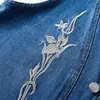 Foto real de chaleco de mezclilla versátil de color liso bordado floral para mujer, chaqueta corta holgada sin mangas, top tipo chaleco de moda