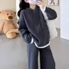 Conjunto de Lã Tricô Duas Peças 2025 Outono e Inverno Novo Estilo Coreano Moda Suéter Pequeno com Capuz Calça de Pernas Largas Roupa de Outono