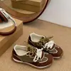 Tênis de Treino Alemão Retrô com Solado Grosso Feminino 2026 Novo Outono Pequeno Aumento de Altura Versátil Esportivo Cano Baixo Tênis de Board Forrest Gump